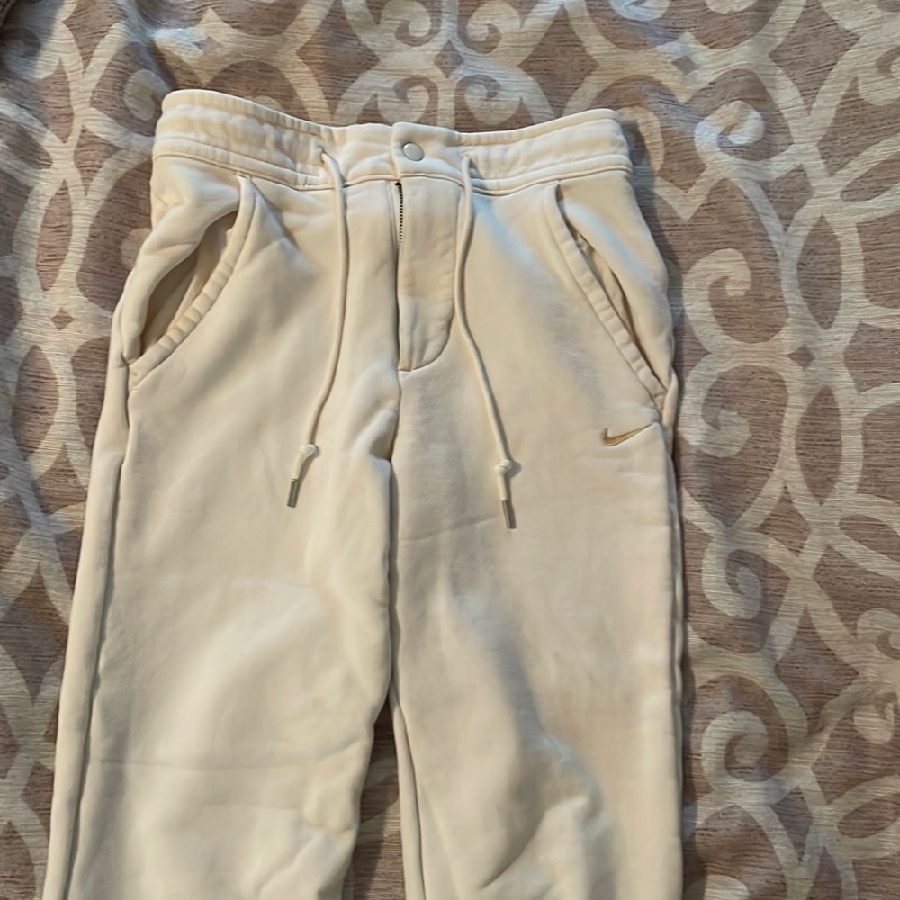 Nike woven women’s Small joggers. Pockets and zipper front. Brand new (no tag).